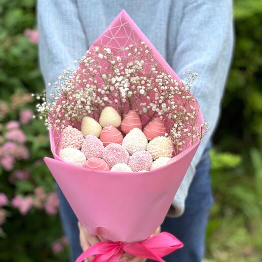 Букет из клубники в шоколаде с гипсофилами «Воздушный»