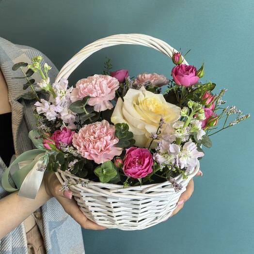 Корзина с кустовой розой и диантусами