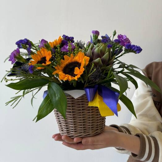 Корзина с цветами /подсолнухи/ артишок / для мамы / подруге /композиция НЕТИПИЧНАЯ ИТАЛИЯ