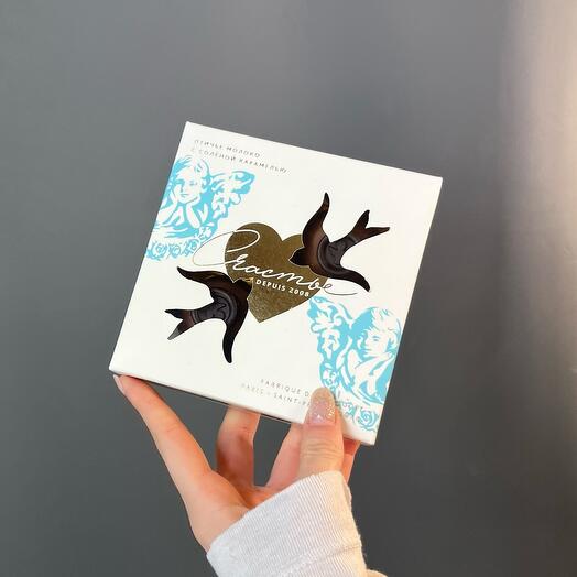 Птичье молоко с соленой карамелью, морской солью и бретонским сабле в молочном шоколаде