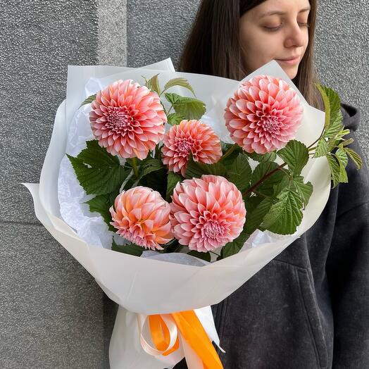Моно букет «Peaches and cream» в коробке: георгин 5 шт, малина