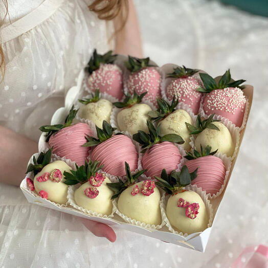 Коробочка клубники в шоколаде "Малиновый рай" 16 шт