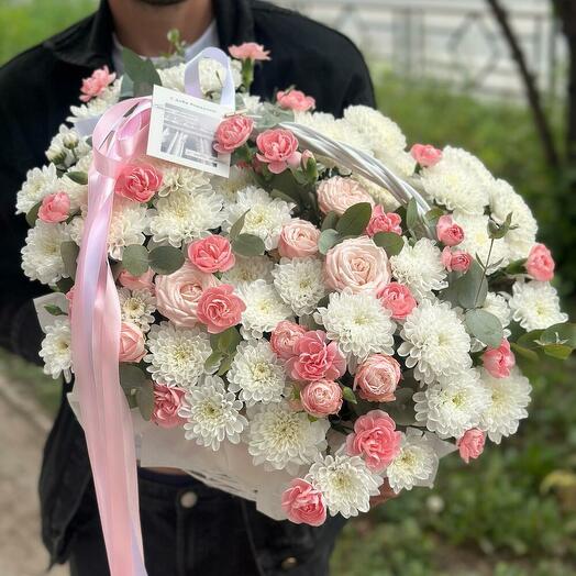 Корзина из хризантем, кустовых роз и кустовых диантусов с эвкалиптом