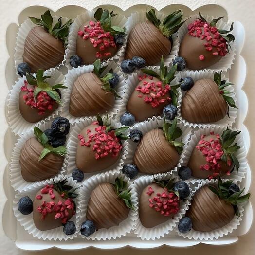 Набор из клубники в шоколаде 16 ягод