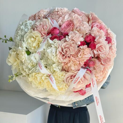 Большой букет гортензий и роз Rose Pink