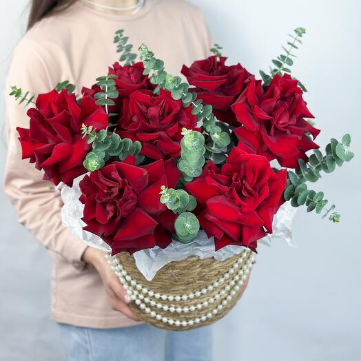 Яркая композиция в корзине из французских роз и эвкалипта
