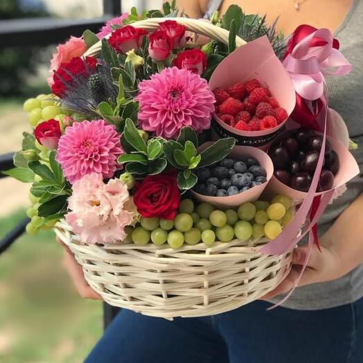 Корзина с ягодами и цветами