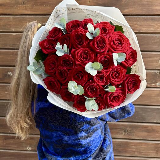 Букет роз Red Naomi 25 с эвкалиптом