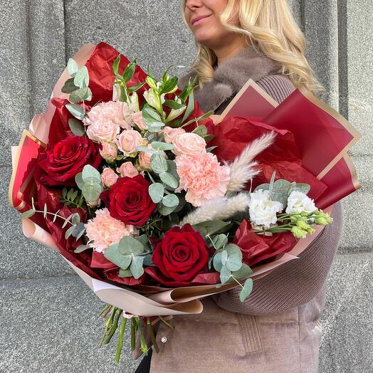 136. Авторский букет «Танго» с красной розой, пионовидными кустовыми розами, альстромерией и ароматным эвкалиптом на 14 февраля