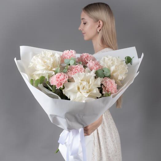 Букет из белых, французских роз и розовых гвоздик с эвкалиптом