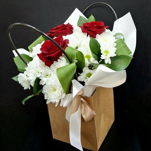 Композиция с красными розами и хризантемой🌹