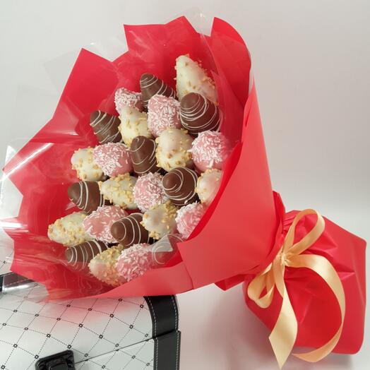 Букет из клубники в шоколаде, 400гр (в красной упаковке)