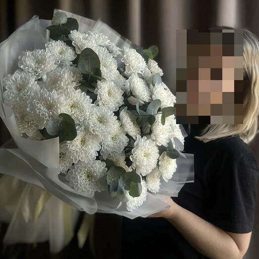 15 белых хризантем с эвкалиптом / романтичный букет / доставка сегодня в Калуге