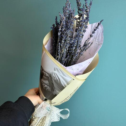 Ароматный букет из лаванды в оформлении