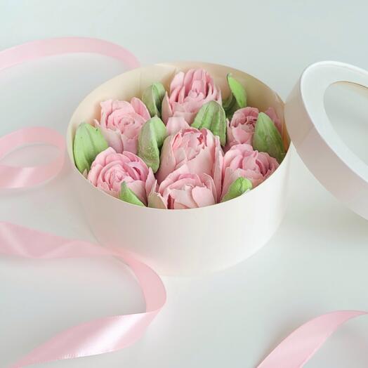 Букет тюльпанов из зефира в  круглой коробке женщине, девушке, подруге, коллеге, дочке