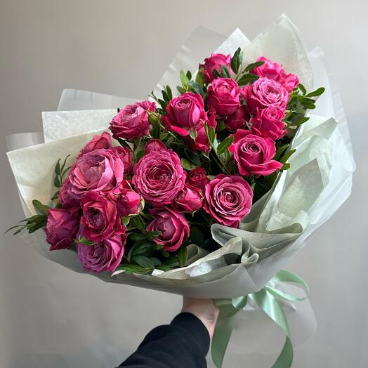 «Малиновые сны» букет с кустовой пионовидной розой