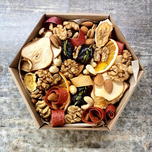 Коробка с орехами , сухофруктами и пастилой