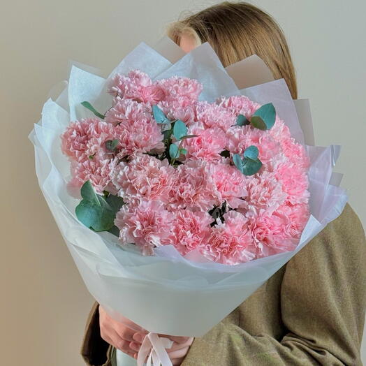 Букет из розовых диантусов с эвкалиптом