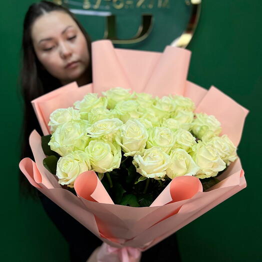 Букет из 25 Белых роз Аваланш в оформлении