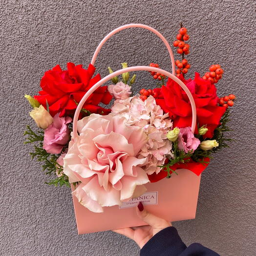 Сумочка из французких роз с илексом и гортензией