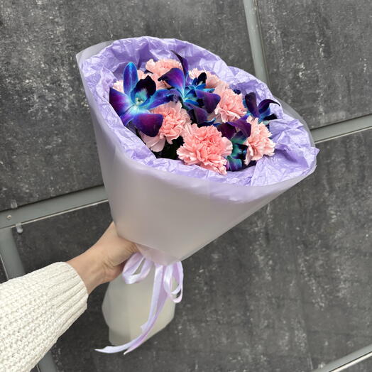 Букет с космическими орхидеями и диантусами