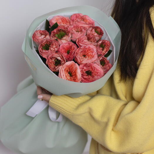 15 пионовидных роз