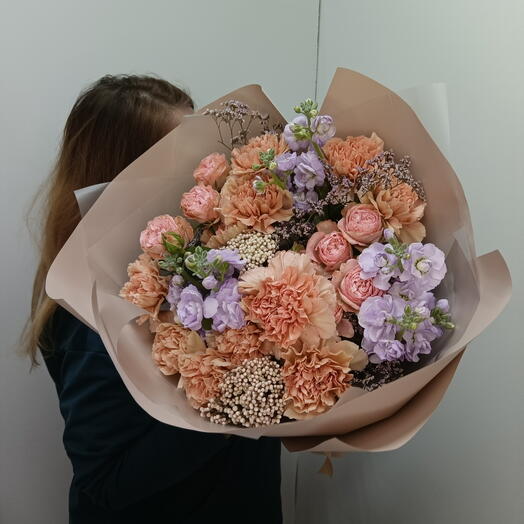Букет " Каппучино " роза пионовидная кустовая, маттиола кустовая, диантус, озотамнус, лимониум
