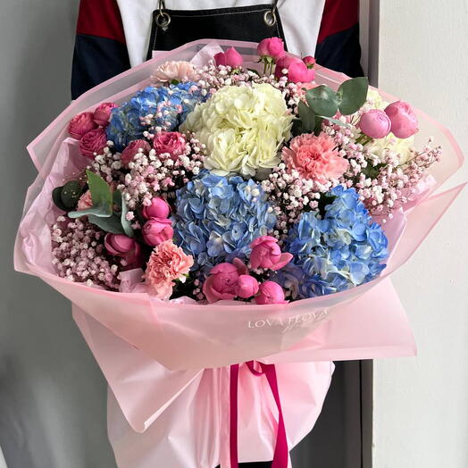 Букет с гортензией, кустовой пионовидной розой, диантусом