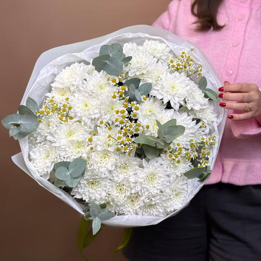 Круглый букет из кустовых хризантем и танацетума