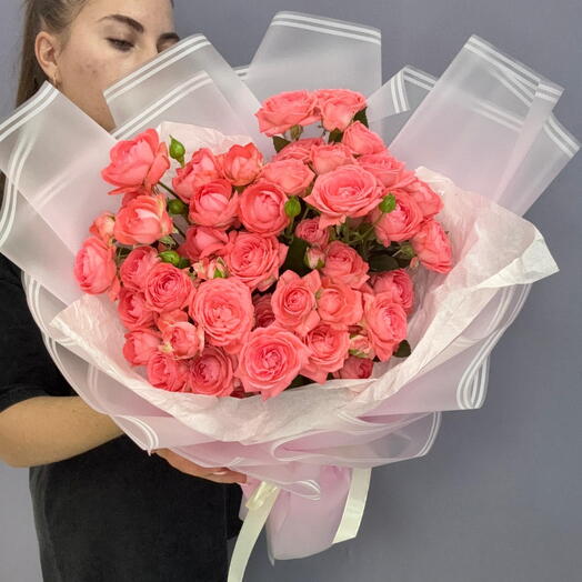 Букет кустовых коралловых роз