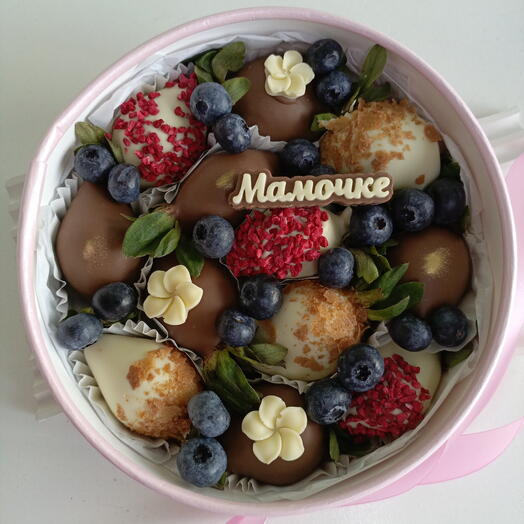 Клубника в шоколаде в круглой коробке " Мамочке"