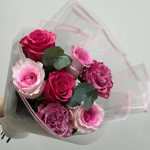 Микс из 7 розовых роз