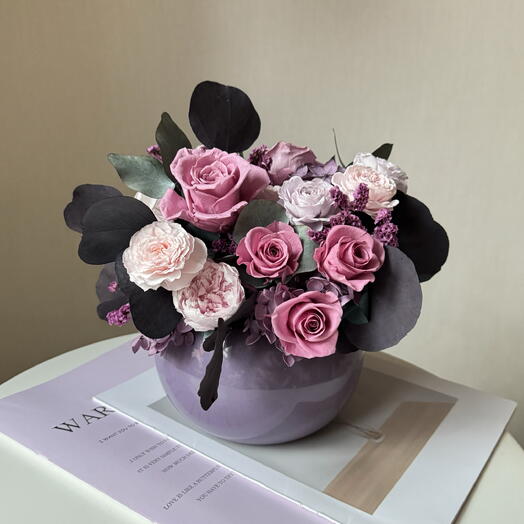Композиция из стабилизированных роз в сиренево-фиолетовой гамме