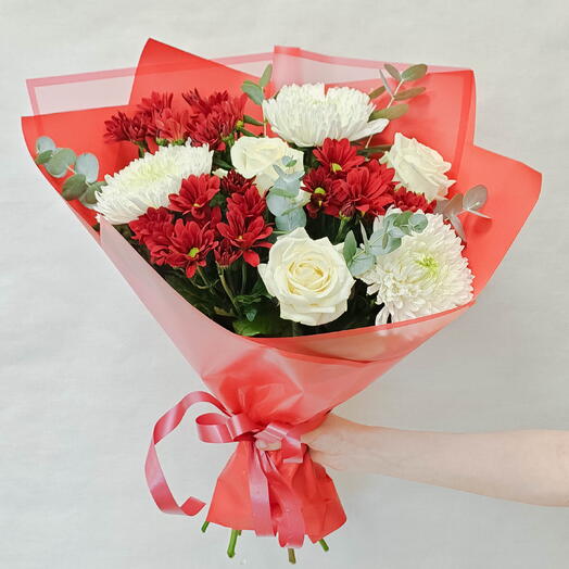 Белые розы Аваланш с хризантемами и эвкалиптом