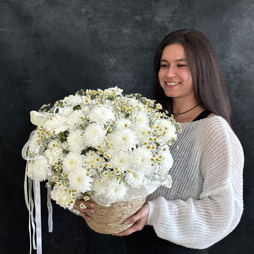 Полевая корзина с хризантемой и ромашками