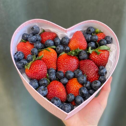 Ягоды в коробке ️