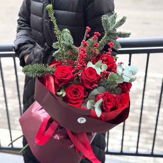 Букет с красными розами и нобилисом
