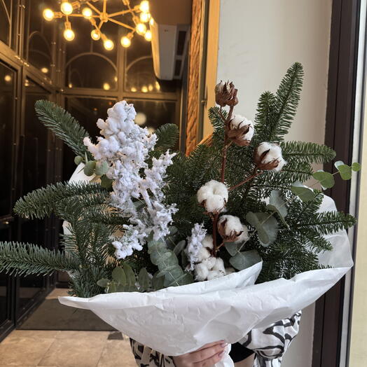 Зимний букет с мягким хлопком,ветками нобилиса и белым заснеженным рускусом