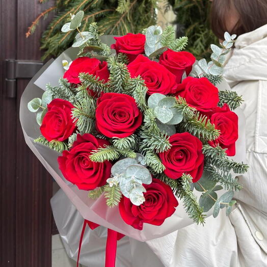 11 красных роз с веточками нобилиса и эвкалипта «Аромат зимы»