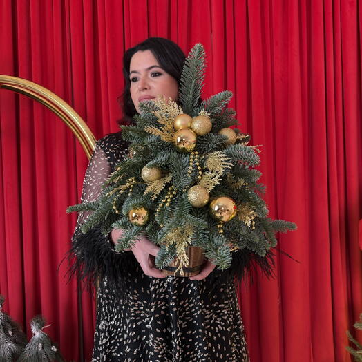 Елочка из нобелес а в золотом оформлении