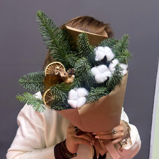 Букет из нобилиса, хлопка, с декоративной белкой и сушеными апельсинами