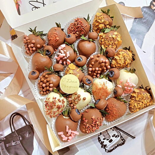 Клубника в бельгийском шоколаде с голубикой  С ДНЕМ РОЖДЕНИЯ 🎁🍾