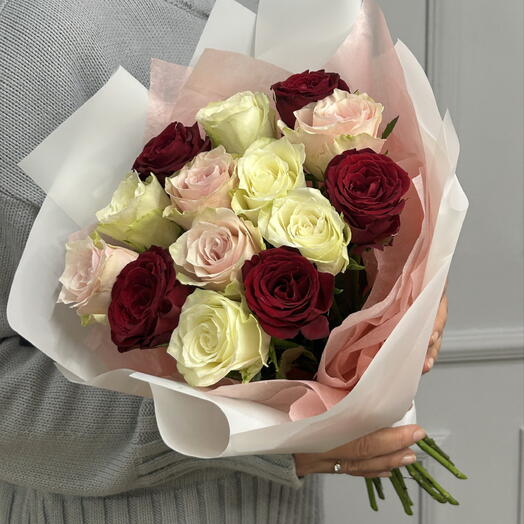 15 кенийских роз микс в стильном оформлении. Недорогой и милый букет комплимент