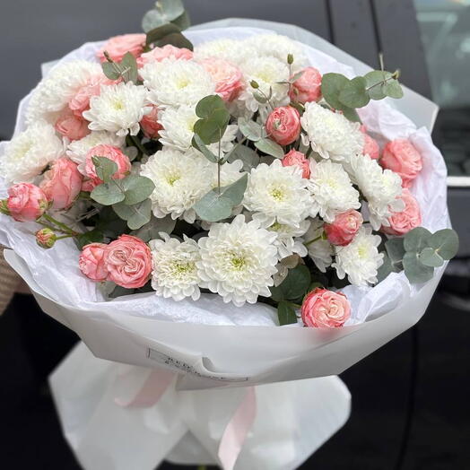 Воздушный букет из кустовых роз и хризантем 🌸