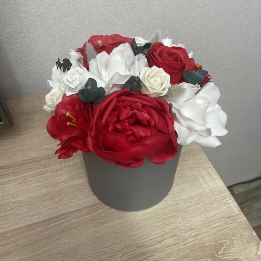 Букет из мыльных цветов в серой коробке