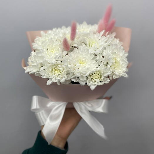 Композиция из хризантем и сухоцвета