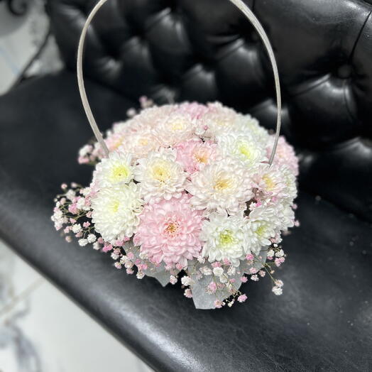 Корзина с хризантемой и гипсофилой