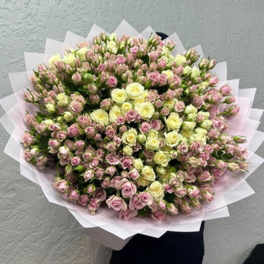 Нежный букет из кустовых роз