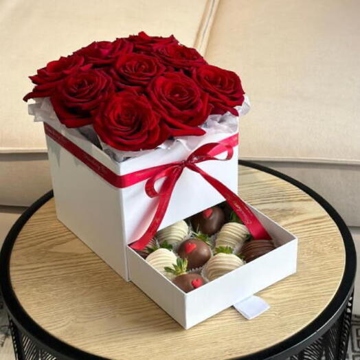 Шкатулка из клубники в шоколаде «Антелао»