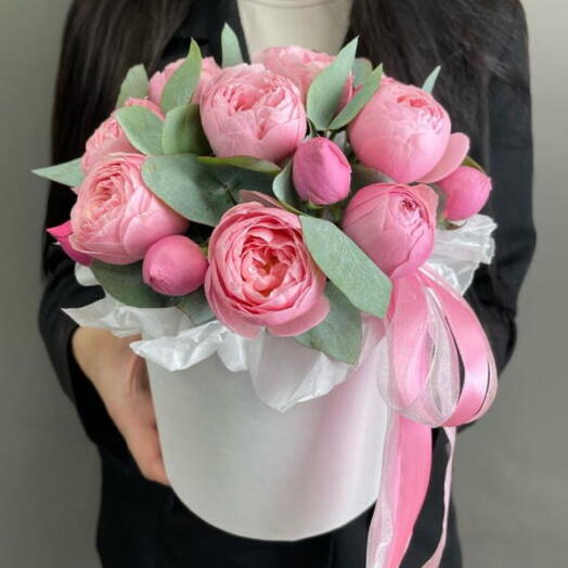 Небольшая шляпная коробка: кустовая пионовидная Роза Сильва Пинк с эвкалиптом